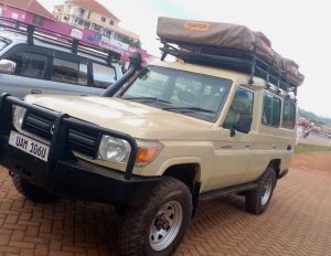 land-cruiser-hard-top-with-1-roof-top-tent